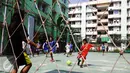 Sejumlah anak bermain futsal saat mengikuti Sport Festival Marunda di Marunda, Jakarta, Minggu (5/3). Kegiatan tersebut sebagai kampanye pencegahan narkoba dikalangan anak muda khususnya yang berada di rusun Marunda. (Liputan6.com/Helmi Afandi)