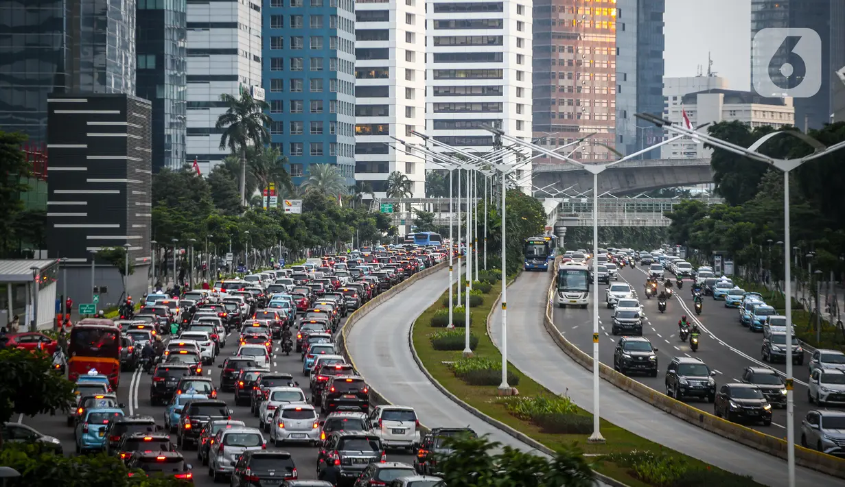 Suasana trotoar di Kawasan Sudirman, Jakarta, Senin (8/6/2020). Aktivitas perkantoran di Ibu Kota kembali beroperasi pada Senin (8/6) seiring penerapan Pembatasan Sosial Berskala Besar (PSBB) transisi. (Liputan6.com/Faizal Fanani)