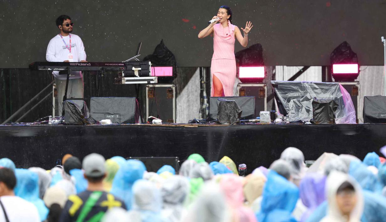 Cuaca mendung dan hujan mengguyur lokasi tidak menyurutkan antusiasme penonton untuk tetap untuk menyaksikan penampilan pembuka dari Christie. Tampak dalam foto, penyanyi Christie saat tampil dalam gelaran KapanLagi Buka Bareng (KLBB) Festival 2026 hari pertama di Stadion Madya, Kompleks Gelora Bung Karno, Senayan, Jakarta, Sabtu 28 Februari 2026. (Fimela.com/Adrian)