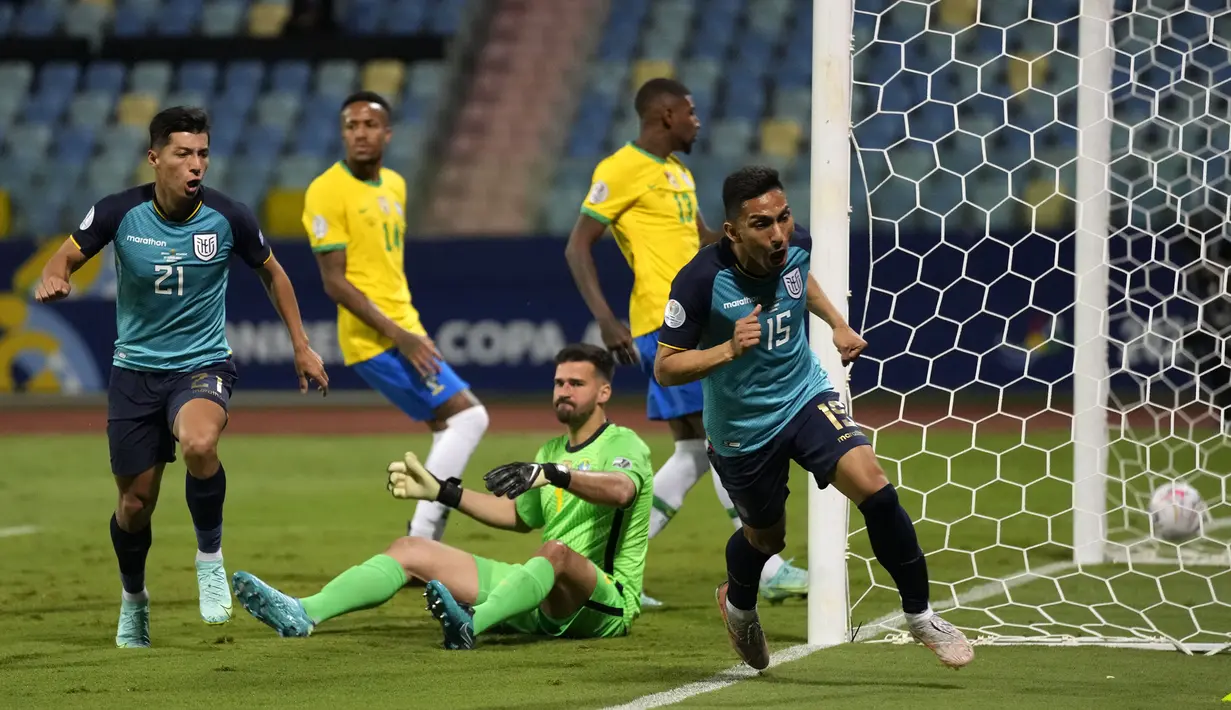 Pada babak kedua, Ekuador tampil menekan tim Samba. Akirnya skor penyeimbang datang di menit ke-57. Bola muntahan sudulan di muka gawang Brasil dituntaskan Angel Mena dengan sepakan mendatar. Skor berubah menjadi 1-1. (Foto: AP/Ricardo Mazalan)
