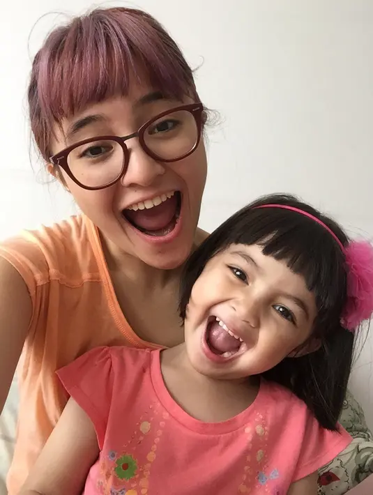 Curahan hati seorang ibu yang jauh dari putrinya. Chacha ia biasa disapa, tak bisa menyalahkan penyakit yang dideritanya. Ia hanya bisa berdoa ada keajaibban bisa bersama putri semata wayangnya. (Instagram/benkasyafani)