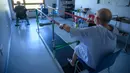 Pasien menjalani proses rehabilitasi setelah sembuh dari infeksi virus corona COVID-19 di sebuah rumah sakit di Illkirch-Graffenstaden, Prancis, Selasa (14/4/2020). Sampai 13 April 2020, jumlah kasus COVID-19 di Prancis tecatat sebesar 98.076 dengan 14.967 orang meninggal. (PATRICK HERTZOG/AFP)