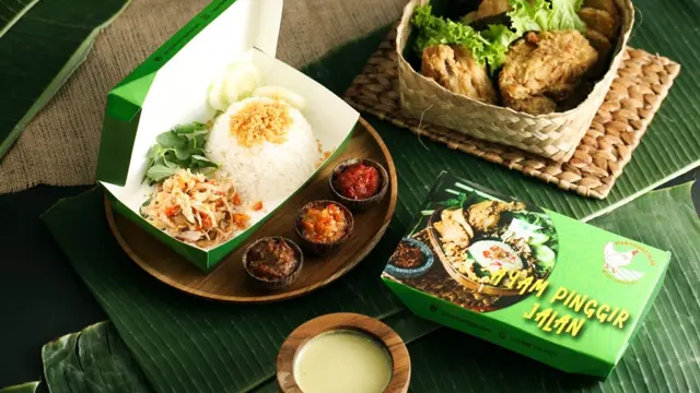 Ayam Pinggir Jalan Spesial Cocolan Kuah Opor dan Aneka Sambal Pedas