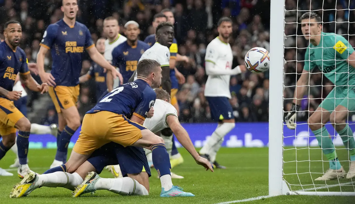 Sementara itu, tuan rumah Tottenham berusaha mengejar ketertinggalan. Harry Kane berhasil melesatkan gol pada menit ke-54. (AP/Frank Augstein)