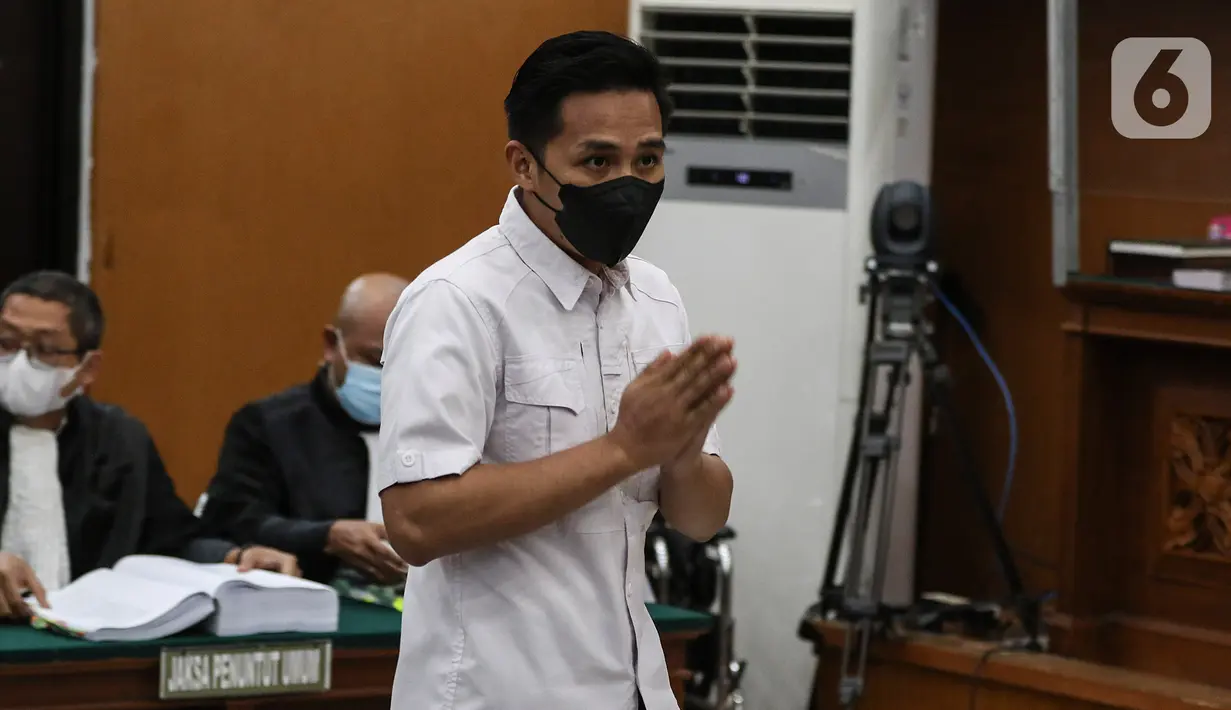 Terdakwa Richard Eliezer Pudihang Lumiu bersiap menjalani sidang lanjutan dalam kasus pembunuhan Brigadir Yosua Hutabarat di Pengadilan Negeri Jakarta Selatan, Rabu (18/1/2023).  Richard Eliezer didakwa bersama tiga orang lain, yakni Ferdy Sambo, Ricky Rizal, dan Kuat Ma’ruf dengan Pasal 340 KUHP jo Pasal 55 ayat (1) ke-1 KUHP subsider Pasal 338 KUHP jo Pasal 55 ayat (1) ke-1 KUHP. (Liputan6.com/Johan Tallo)