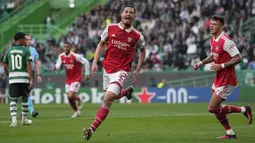 Bek Arsenal William Saliba berselebrasi setelah mencetak gol ke gawang Sporting CP dalam laga leg pertama babak 16 besar Liga Europa 2022-2023 di Estadio Jose Alvalade, Jumat (10/3/2023) dini hari WIB. Arsenal disulitkan dengan perlawanan tim tuan rumah yang tampil agresif di hadapan pendukung sendiri. (AP Photo/Armando Franca)