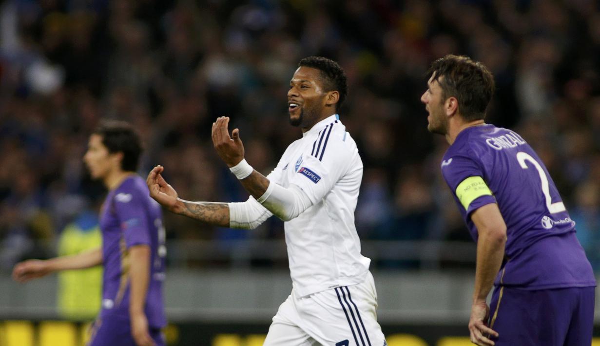 Pemain Kiev, Jeremain Lens merayakan gol pembukanya ke gawang Fiorentina pada menit ke-36