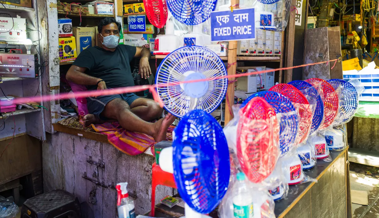 Pedagang kipas angin menunggu pembeli di tengah meningkatnya suhu di New Delhi, India, Rabu (27/5/2020). Pada 27 Mei 2020, suhu terpanas di India mencapai 50 derajat Celcius. (Jewel SAMAD/AFP)
