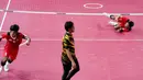 Pemain Tim Sepak Takraw Indonesia melakukan selebrasi setelah meraih kemenangan atas Tim Sepak Takraw Malaysia pada laga final nomor ganda putra perorangan sepak takraw SEA Games 2023 di Olympic Stadium, Phnom Penh, Kamboja, Senin (15/05/2023). Indonesia berhasil menang dengan skor skor 14-21, 21-16, dan 21-13. (AP Photo/Tatan Syuflana)