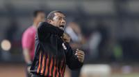 Pelatih Perseru Serui, I Putu Gede, saat pertandingan melawan Tira Kabo pada laga Piala Presiden 2019 di Stadion Si Jalak Harupat, Jawa Barat, Kamis (7/3). (Bola.com/M Iqbal Ichsan)