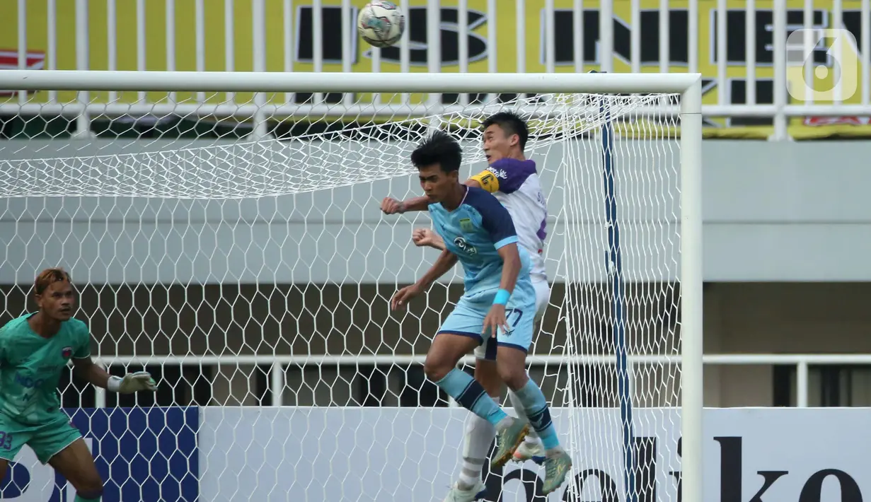 Pemain Persela Lamongan, Malik Risaldi (tengah) berebut bola dengan pemain Persita Tangerang, Syaeful Anwar dalam match day ketiga BRI Liga 1 2021/2022 di Stadion Pakansari, Bogor, Jumat (17/9/2021). Tim Pendekar Cisadane menang tipis 1-0 atas Persela Lamongan. (Bola.com/Ikhwan Yanuar)