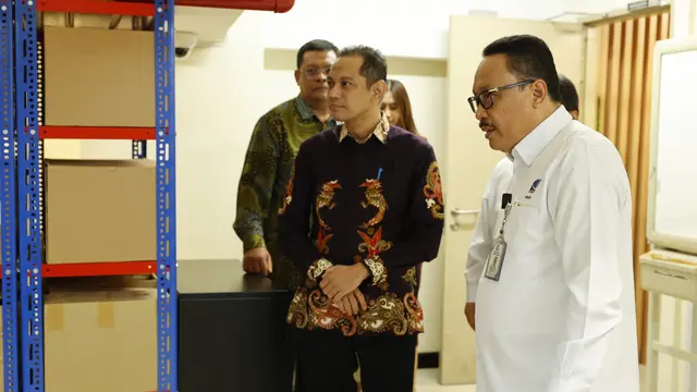 Pelaksana Tugas (Plt) Kepala ANRI, Imam Gunarto meninjau langsung kegiatan penataan arsip yang berlangsung di KPK pada Selasa, 3 Oktober 2023 bersama Wakil Ketua KPK Nurul Ghufron.