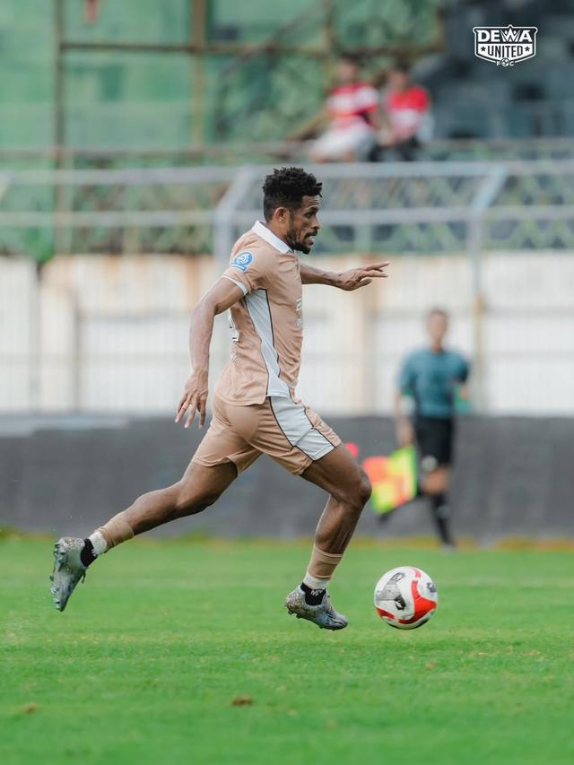 Gelandang Dewa United, Ricky Kambuaya.