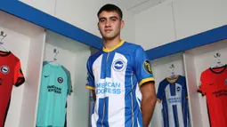 Facundo Buonanotte yang baru berusia 18 tahun saat ini menjadi milik Brighton and Hove Albion sejak tengah musim 2022/2023 setelah didatangkan dari Rosario Central. Bersama Brighton ia telah bermain dalam 3 laga di Premier League dengan catatn 1 asisst. Sementara bersama Timnas Argentina U-20 ia telah mengoleksi 6 caps dengan torehan 1 gol dan 1 assist sejak melakukan debut pada 4 Juni 2022. (Brighton and Hove Albion/Paul Hazlewood)