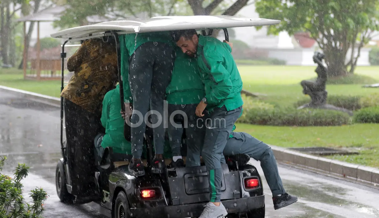 Stefano Lilipaly dan para pemain Timnas Indonesia diangkut menggunakan mobil listrik sebelum bertemu Presiden RI, Joko Widodo di Istana Merdeka, (19/12/2016). (Bola.com/Nicklas Hanoatubun)