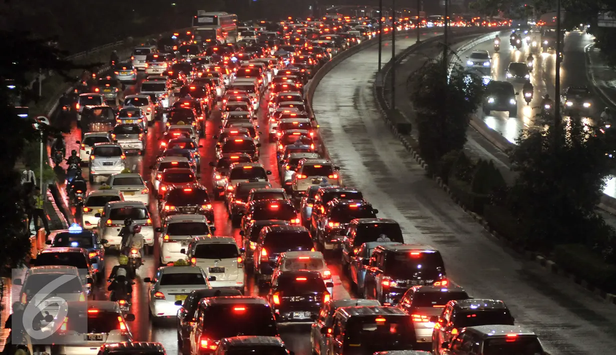 Kendaraan terjebak kemacetan di Jalan Jenderal Sudirman, Jakarta, Selasa (30/8). Penerapan sistem ganjil-genap telah diberlakukan hari ini. (Liputan6.com/Immanuel Antonius)