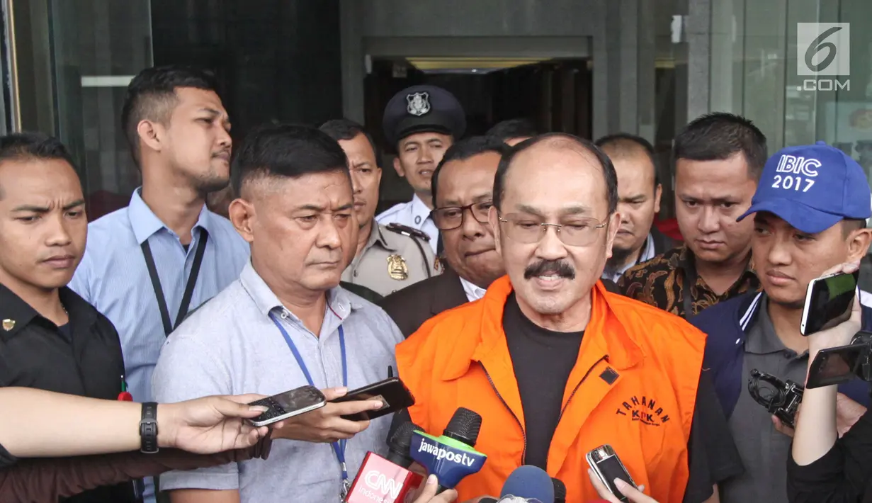 Mantan pengacara Setya Novanto, Fredrich Yunadi dimintai keterangan oleh awak media usai diperiksa di gedung KPK, Jakarta, Sabtu (13/1). Sejak Desember 2017 Fredrich memutuskan mundur dari tim pengacara Novanto. (LIputan6.com/Pool/Dedy)