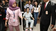 Julia Perez berada diatas kursi roda ditemani Yuni Shara saat jumpa pers di RSCM, Jakarta, Rabu (15/2). Julia Perez atau yang akrab disapa Jupe, meninggal dunia. Meninggalnya Jupe dikonfirmasi oleh sang adik, Nia Anggia. (Liputan6.com/Herman Zakharia)