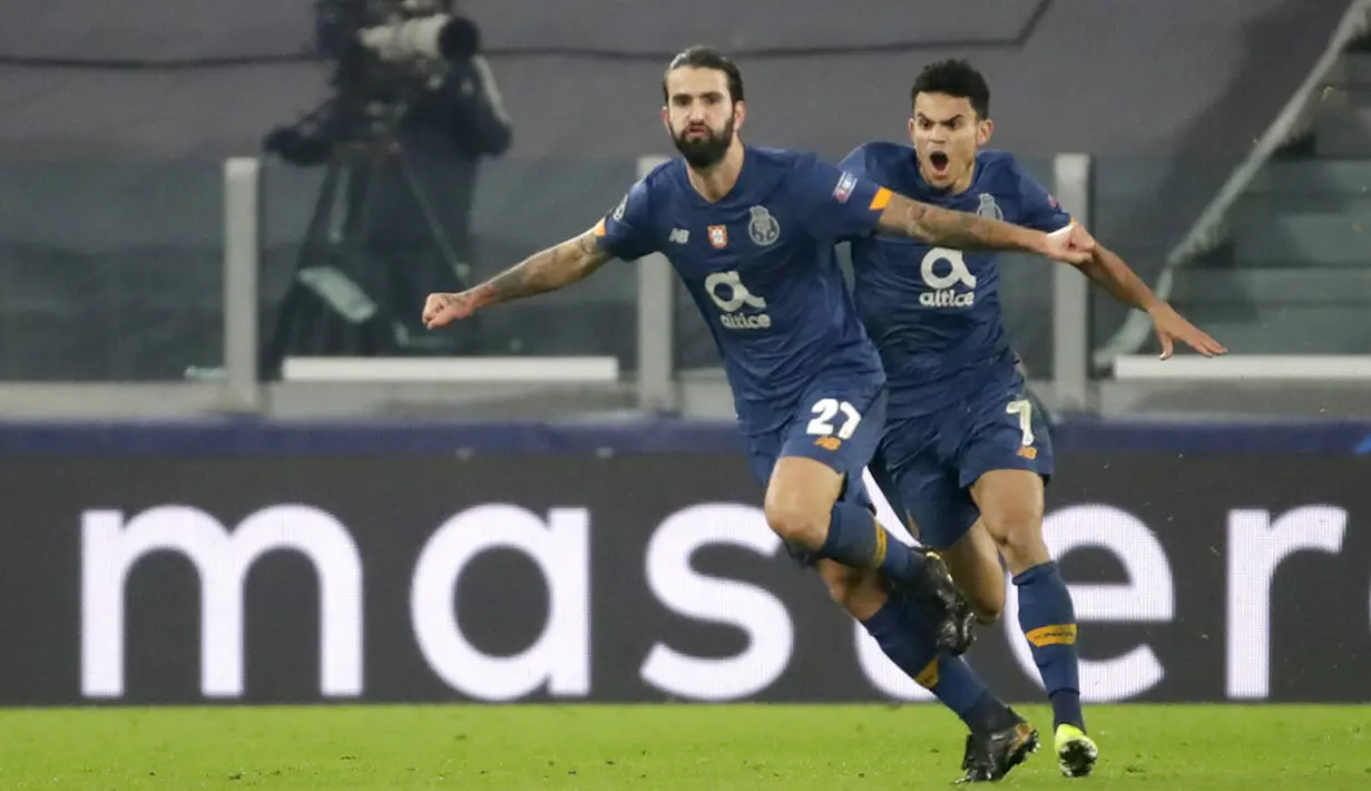 Pemain Porto Sergio Oliveira (kiri) merayakan dengan Luis Diaz usai mencetak gol ke gawang Juventus pada pertandingan leg kedua babak 16 besar Liga Champions di Turin, Italia, Selasa (9 /3/2021). Juventus menang 3-2, namun harus tersingkir dari Liga Champions. (AP Photo/Luca Bruno)