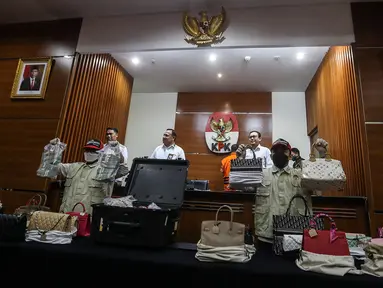 Petugas memperlihatkan barang sitaan dari kediaman mantan pejabat Direktorat Jenderal Pajak Kementerian Keuangan (DJP Kemenkeu) Rafael Alun Trisambodo saat konferensi pers di Gedung Merah Putih KPK, Jakarta, Senin (3/4/2023). (Liputan6.com/Johan Tallo)