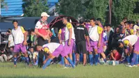 Pelatih Persiba, Timo Scheunamann, memimpin latihan Persiba Balikpapan sebelum menghadapi Arema FC. (Liputan6.com/Abelda Gunawan)