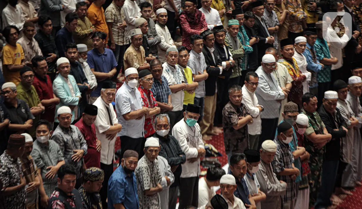 Sejumlah jemaah melaksanakan salat gaib di Masjid Istiqlal, Jakarta, Jumat (10/2/2023). Salat gaib tersebut dilakukan untuk mendoakan para korban gempa di Turki dan Suriah. (Liputan6.com/Faizal Fanani)