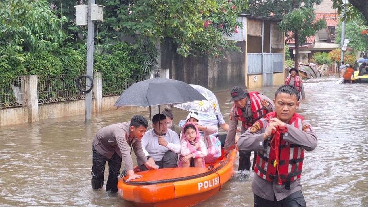 Banjir Pondok Karya: Warga Mampang Prapatan Pilih Naik Perahu Demi Pekerjaan