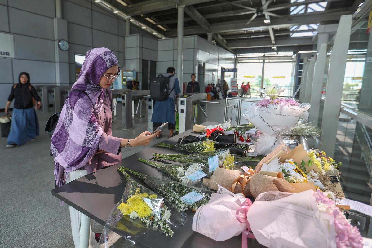 FOTO: Karangan Bunga Berjejer di Stasiun Bekasi Timur Pasca Kecelakaan Kereta