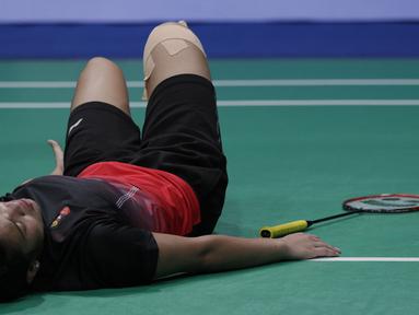 Pebulutangkis Indonesia, Gregoria Mariska, kesakitan saat melawan Ratchanok Intanon pada final beregu putri SEA Games 2019 di Muntinlupa Sports Complex, Manila, Selasa (3/12). Kalah 1-3, Indonesia hanya meraih perak. (Bola.com/M Iqbal Ichsan)