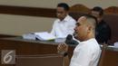 Saipul Jamil mendengarkan hakim ketua saat menjalani sidang di Pengadilan Tipikor, Jakarta, Senin (19/9). Saipul Jamil menjadi saksi terkait kasus suap panitera pengganti Pengadilan Negeri Jakarta Utara. (Liputan6.com/Helmi Afandi)
