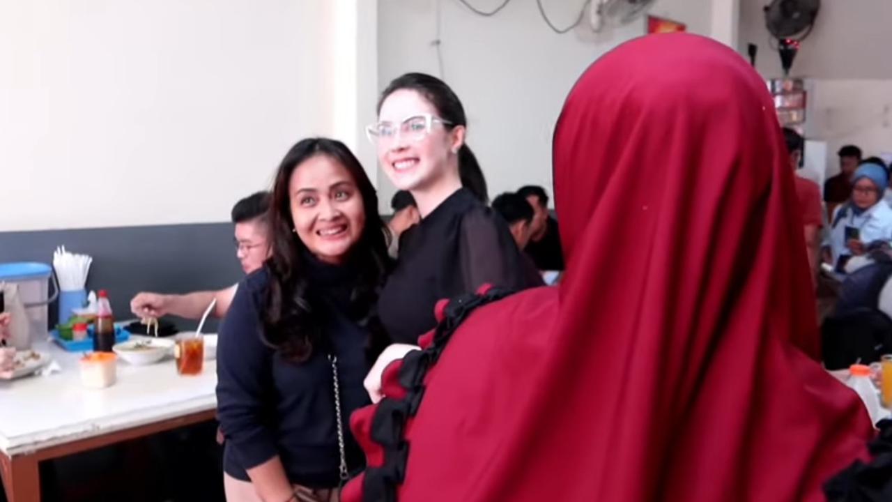 Potret Arumi Bachsin Blusukan Berburu Soto Legendaris, Ramah Diajak Foto Bareng Penggemar - Pulangnya Jajan Leker