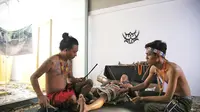 Proses pembuatan tato Mentawai. (Liputan6.com/Gempur M. Surya)