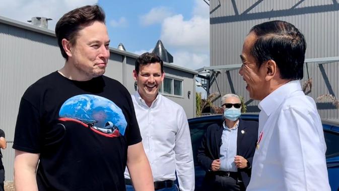 Presiden Joko Widodo atau Jokowi bertemu CEO Tesla Inc. Elon Musk di markas SpaceX, Boca Chica, Amerika Serikat, Sabtu, 14 Mei 2022. Dalam kesempatan ini, Jokowi dan Elon Musk sempat melakukan diskusi singkat dilanjutkan berkeliling melihat fasilitas markas besar SpaceX tersebut. (Foto: Laily Rachev - Biro Pers Sekretariat Presiden)