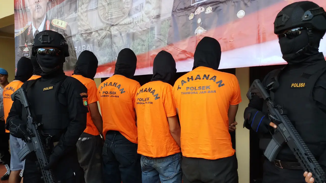 Polisi membekuk sejumlah pengemudi ojek online yang mengeroyok pengamen