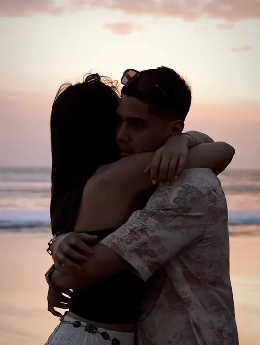 Momen romantis ini jadi pertanda keduanya sudah resmi kembali pacaran. Kisah pacaran mereka selama enam tahun kembali berlanjut. Al dan Alyssa kembali berniat bersama menuju pernikahan. (Liputan6.com/IG/@alghazali7)