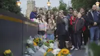 Para pelayat berkumpul meletakkan bunga menyusul pengumuman meninggalnya Ratu Elizabeth II di luar Kastil Windsor di Berkshire, Inggris, Kamis, 8 September 2022. Ratu Elizabeth II meninggal dunia di Balmoral, Skotlandia, dalam usia 96 tahun. (Jonathan Brady/PA via AP)