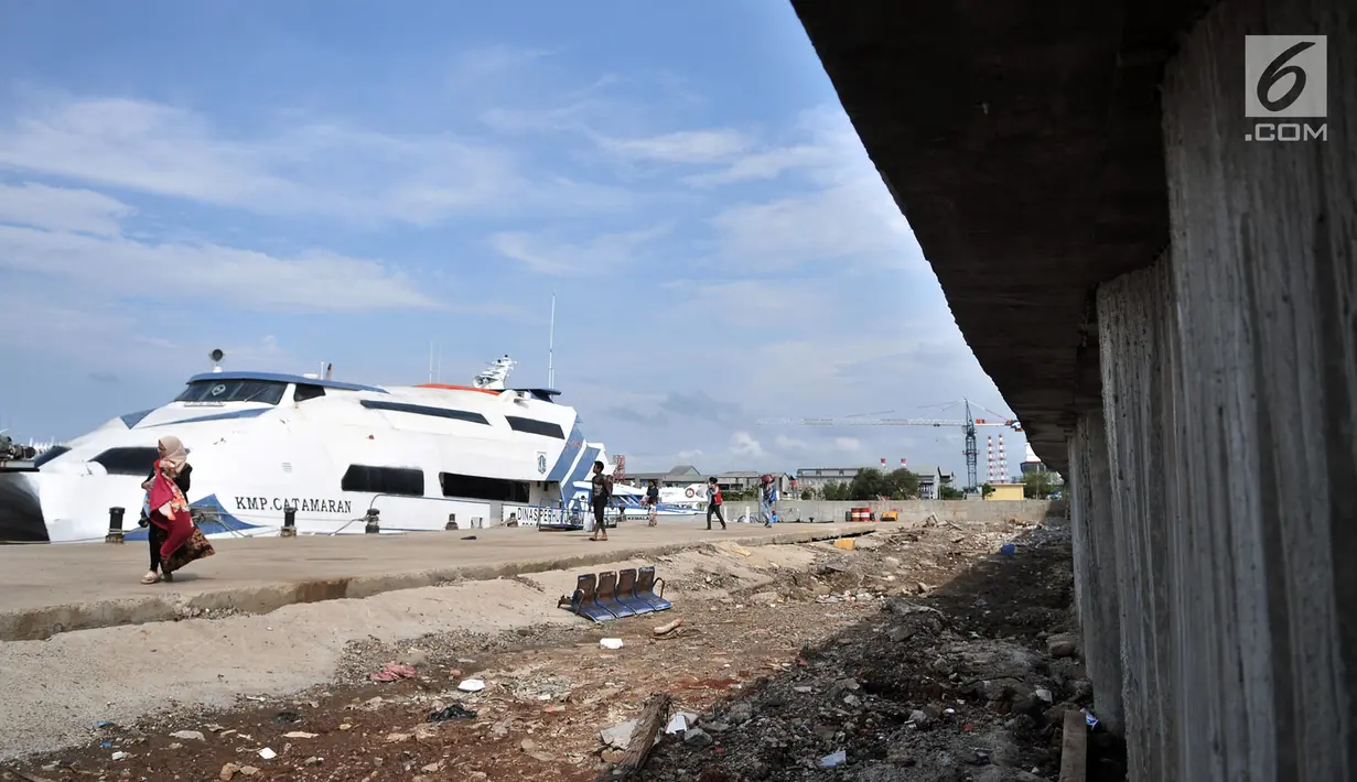Aktivitas warga lokal di dekat tanggul laut di Pelabuhan Kali Adem, Muara Angke, Jakarta, Selasa (12/2). Pembangunan tanggul laut tersebut untuk penataan kawasan pesisir pantai utara Jakarta dan sekitarnya. (Merdeka.com/Iqbal S. Nugroho)