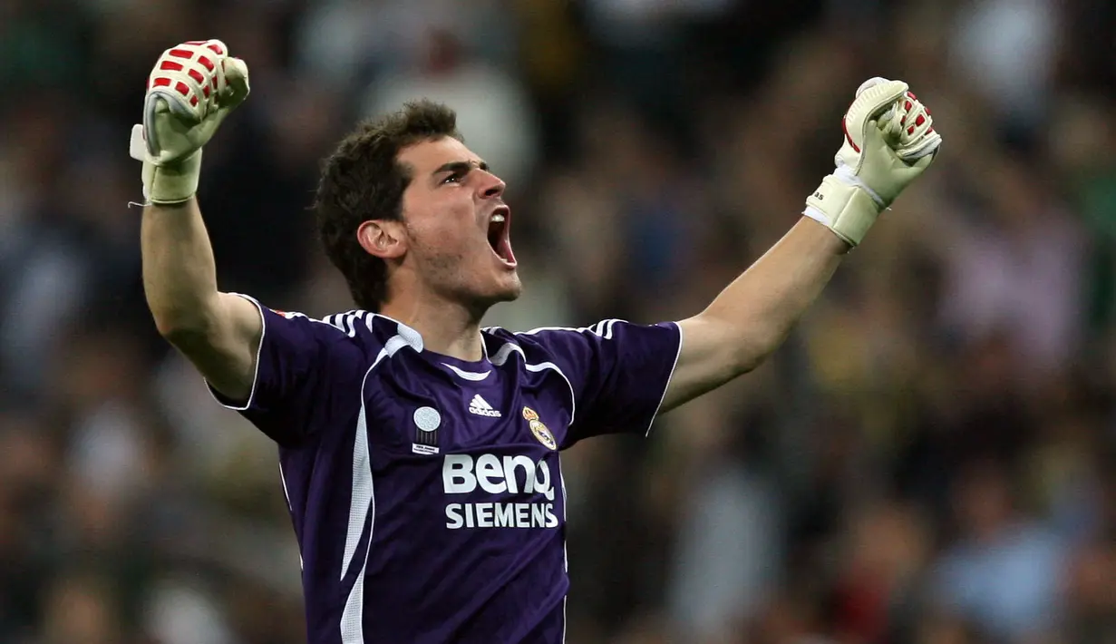 Iker Casillas merupakan kiper nomor satu Real Madrid, yang dilepas Los Blancos menuju Porto dengan status bebas transfer. Ia tercatat telah persembahkan 19 trofi pada rentang waktu 1999-2015. Dirinya mengakhiri karier menjadi pemain sepak bola pada tahun 2020 lalu. (Foto: AFP/Pierre-Philippe Marcou)