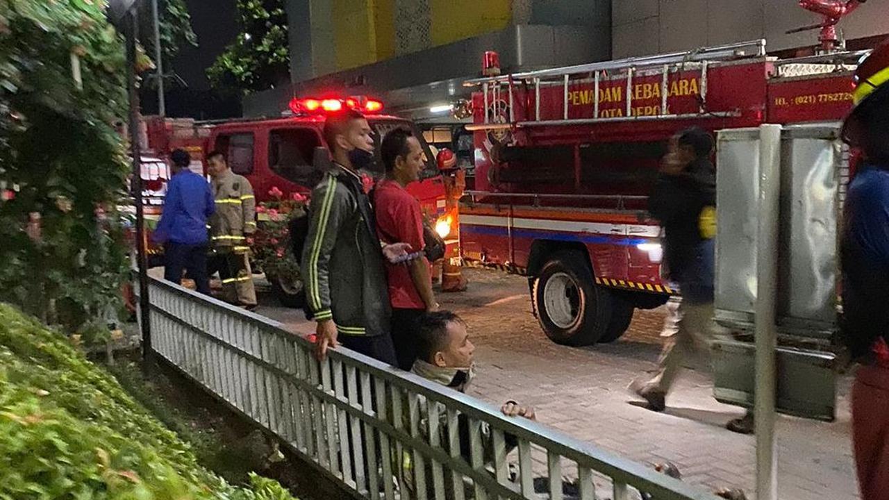 Tampak petugas pemadam kebakaran masih berada di lokasi.