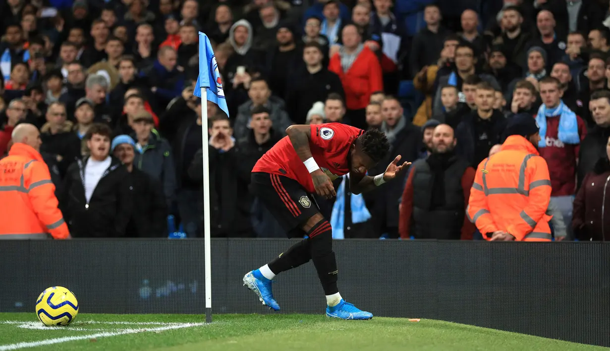 Pemain Manchester United Fred bereaksi setelah benda-benda dilemparkan kepadanya pada pertandingan Liga Inggris di Etihad Stadium, Manchester, Inggris, Sabtu (7/12/2019). Manchester United menang 2-1. (Mike Egerton/PA via AP)