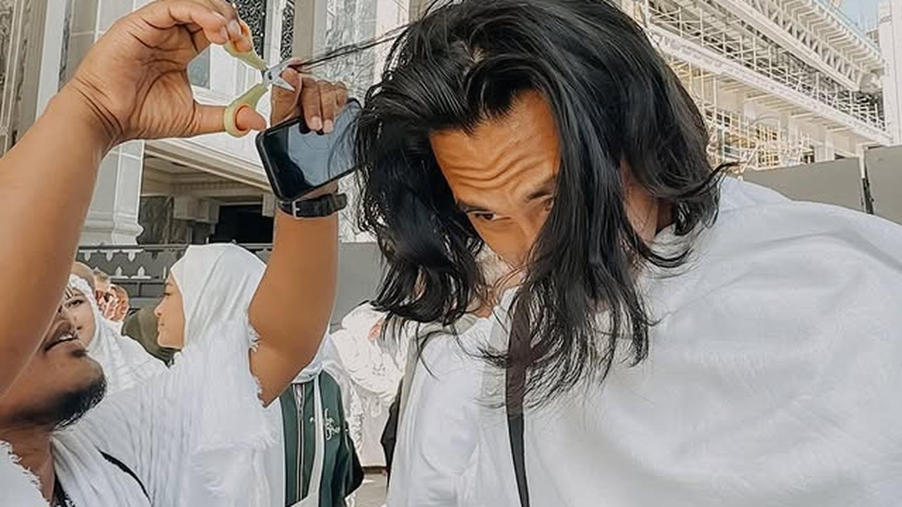Dikira Non-Muslim, 7 Potret Sean Gelael Jalankan Ibadah Umrah Bersama Keluarga - Tampil dengan Rambut Gondrong