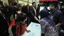 Ketua Mahkamah Agung, Hatta Ali saat mengunjungi salah satu stand exhibition di pameran 'kampung hukum' 'kampung hukum' yang bertajuk akses perlindungan hukum terhadap perempuan dan anak di JCC, Selasa (17/3/2015). (Liputan6.com/Faizal Fanani)