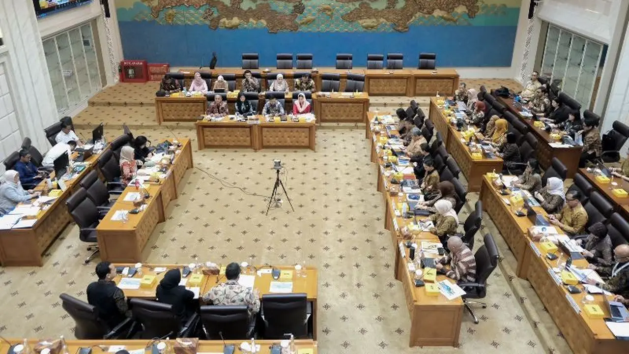 Menpar Widiyanti Putri Wardhana bersama Wamenpar Ni Luh Puspa beserta jajaran pejabat Kemenpar dalam rapat kerja Komisi VII DPR RI, 20 November 2024.  foto: Kemenpar