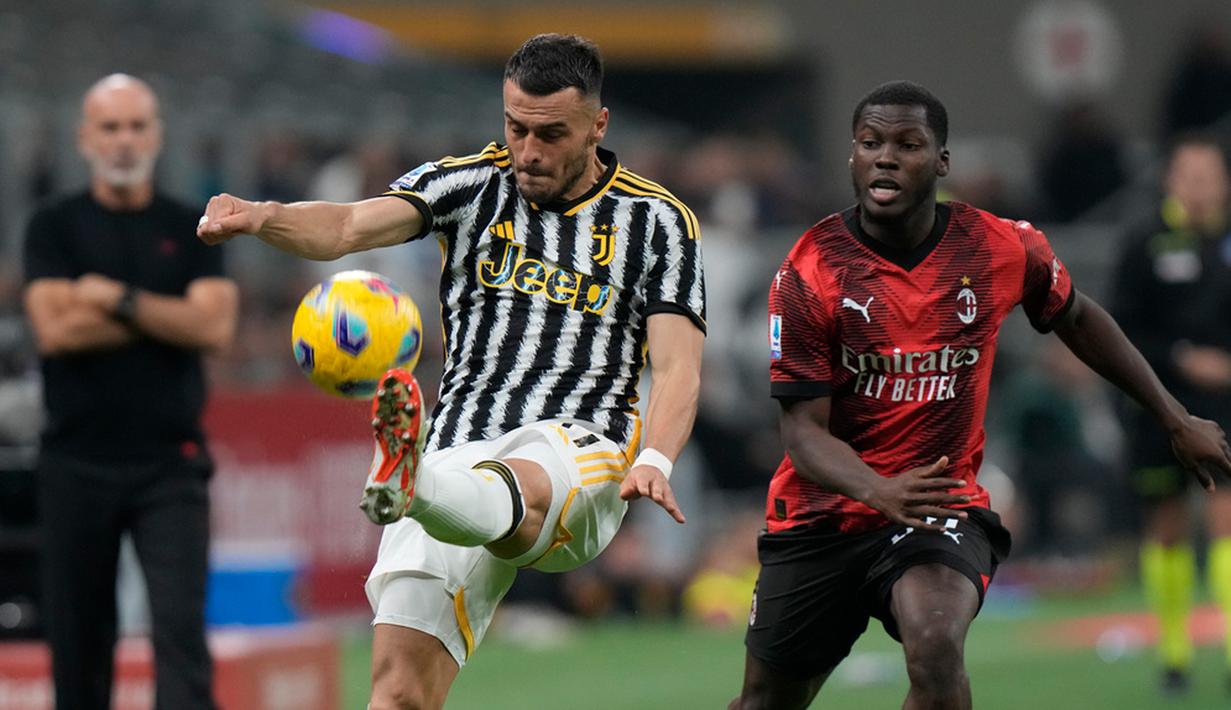 Menit 90+1 Juve mendapat peluang dari tembakan Cambiaso. Tapi bola yang melengkung ke sisi kanan bisa disetop Mirante. Bola mentah sempat disambar oleh Vlahovic. Tapi Mirante kembali bisa melakukan penyelamatan gemilang. (AP Photo/Luca Bruno)