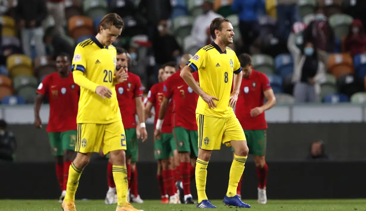 Reaksi pemain Swedia Kristoffer Olsson (kiri) dan Albin Ekdal setelah pemain Portugal Diogo Jota mencetak gol ke gawang mereka pada pertandingan UEFA Nations League di Stadion Jose Alvalade, Lisbon, Portugal, Rabu (14/10/2020). Portugal menang 3-0. (AP Photo/Armando Franca)