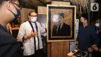 Menteri Parekraf Sandiaga Uno melihat salah satu karya pada acara Apresiasi Kreasi Indonesia (AKI) 2021 di Gandaria City, Jakarta, Kamis (9/12/2021). AKI 2021 yang telah berjalan di 16 kota dengan mengangkat tema ‘Produk Indonesia untuk Ekonomi Kuat’. (Liputan6.com/Fery Pradolo)