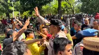 Sejumlah mahasiswa memaksa masuk gedung kantor bupati Gorontalo dan meminta Bupati Nelson Pomalingo mundur (Arfandi Ibrahim/Liputan6.com)