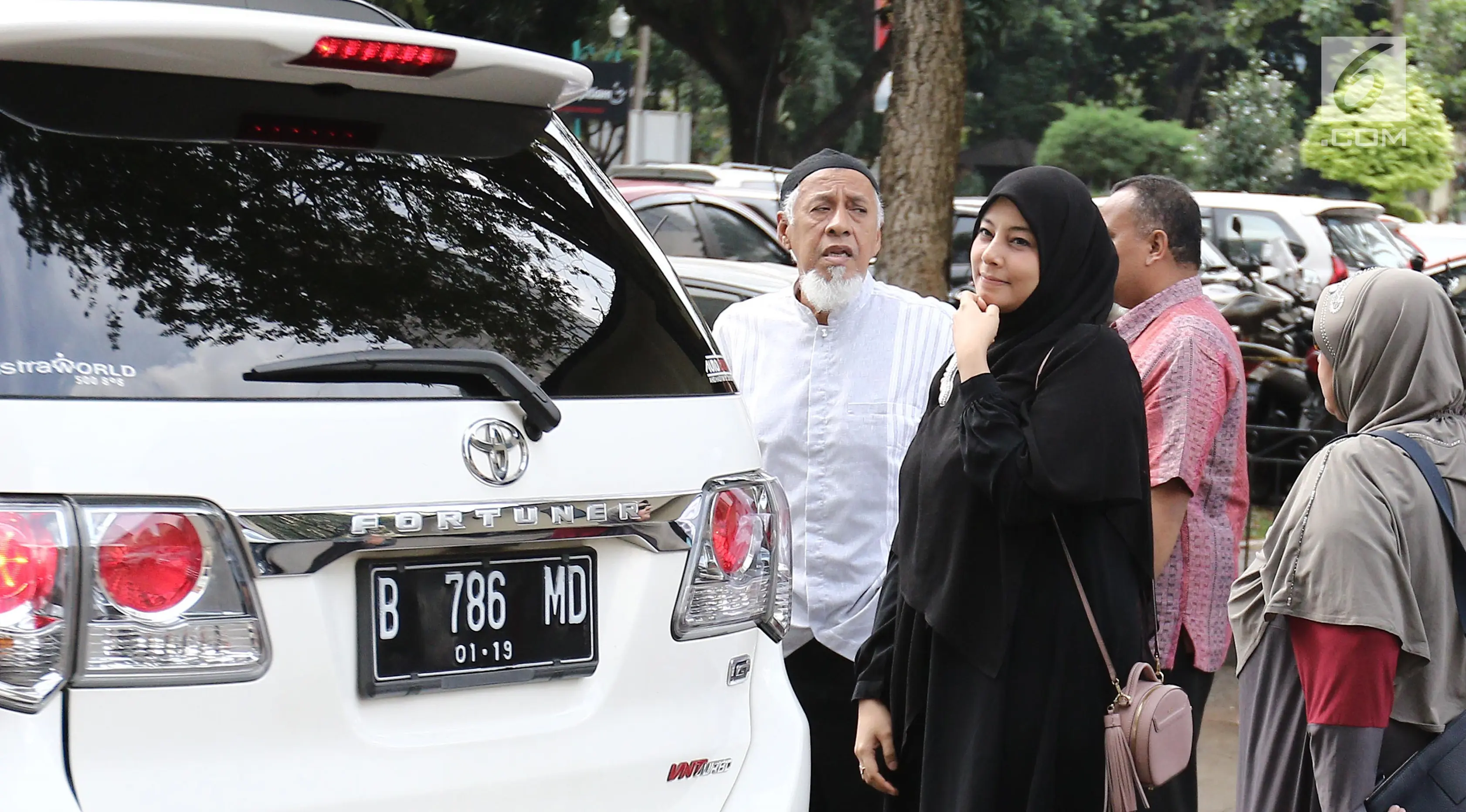 Istri Ustaz Alhabsyi, Putri Aisah Aminah tiba di Ditreskrimum Polda Metro Jaya, (31/5). Putri yang didampingi keluarga dan pengacara akan diperiksa atas tuduhan perampasan disertai kekerasan terhadap asisten rumah tangganya (Liputan6.com/Herman Zakharia)