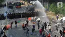 Polisi terlibat bentrok dengan pengunjuk rasa yang menolak UU Cipta Kerja di kawasan Patung Kuda, Jakarta, Kamis (8/10/2020). (merdeka.com/Arie Basuki)