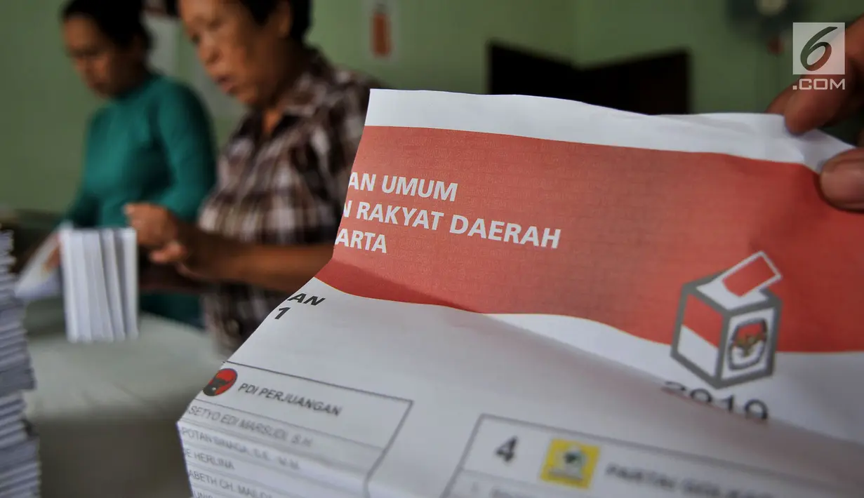 Pekerja menunjukkan surat suara yang terpotong di Gedung Logistik KPU Kota Jakarta Pusat, Jakarta, Selasa (5/3). Per 3 Maret 2019, KPU Kota Jakarta Pusat mencatat sebanyak 1.551 surat suara rusak selama proses pelipatan. (merdeka.com/Iqbal Nugroho)